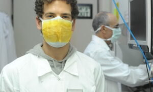 Новая наклейка для хирургических масок усилит защиту от COVID-19