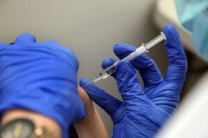 Израильская вакцина от COVID-19 проходит клинические испытания